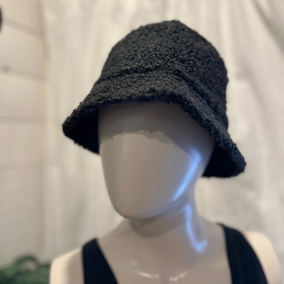 LIVØM Teddy black bucket hat - Picture 3 of 5